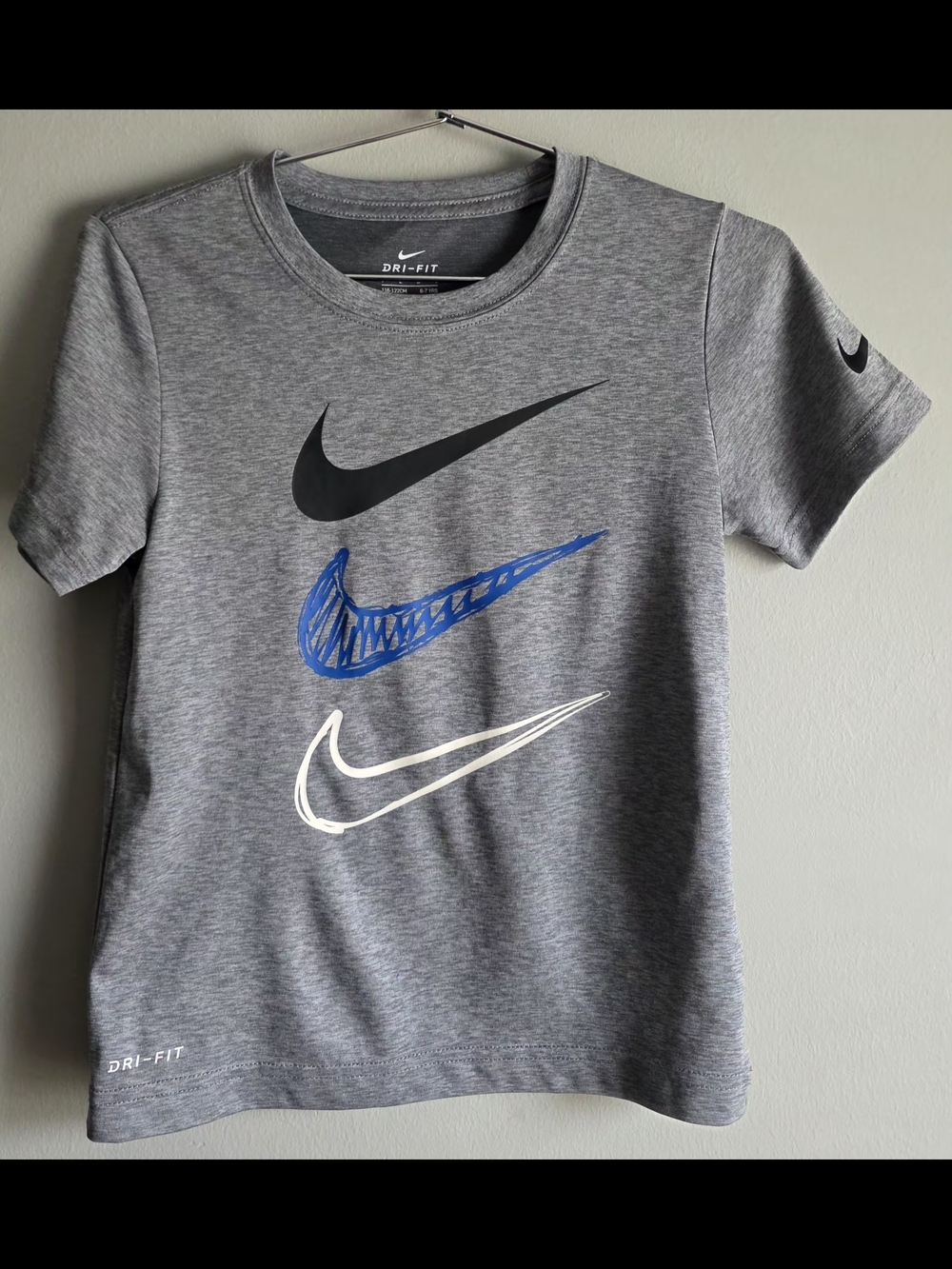 Nike Dri-FIT Kids Gray Graphic Swoosh Athletic Tee, Size 7/Youth L